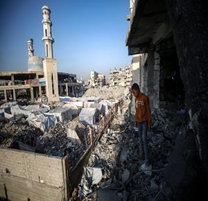 مواطنون يتفقدون الدمار بعد عدة غارات جوية اسرائيلية استهدفت مناطق متفرقة من مدينة غزة.